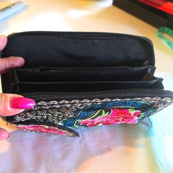 Vibrant Multi-Color Embroider Wristlet Multiple Compartments Floral Zip Sz.Large - Picture 4 of 6